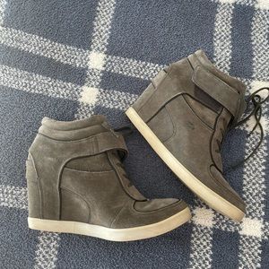 Lacoste Heals-Size 9